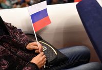 Auf dem Archivbild: Eine Einwohnerin von Saparoschje hält eine russische Flagge Bild: RIA Nowosti / Sputnik