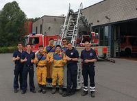 Die Feuerwehrleute aus Taiwan schauten sich u.a. die Einsatzmöglichkeiten der Drehleiter an. Bild: Feuerwehr Dinslaken (ots