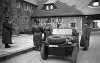 Hermann Göring bei der Begrüßung eines SS-Führers im Hof von Carinhall