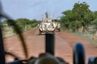 Der Störtrupp fährt im Transportpanzer Fuchs während einer Patrouille im Rahmen der Mission MINUSMA in Gao/Mali.  Bild: "obs/Presse- und Informationszentrum AIN/Weckbach/Bundeswehr"