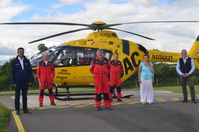 Abschied von Ernst Freier auf dem ADAC Rettungshubschrauber "Christoph 18" (von links nach rechts): Rainer Kaufmann (Malteser Bezirksgeschäftsführer), Dr. Julian Küstermann (Leitender Hubschrauberarzt), Ernst Freier, Christian Stangl (Leitender Stationspilot), Christine Haupt-Kreutzer (Vorsitzende des Rettungszweckverbandes), Frédéric Bruder (Geschäftsführer der gemeinnützigen ADAC Luftrettung). / Weiterer Text über ots und www.presseportal.de/nr/122834 / Die Verwendung dieses Bildes ist für redaktionelle Zwecke unter Beachtung ggf. genannter Nutzungsbedingungen honorarfrei. Veröffentlichung bitte mit Bildrechte-Hinweis. Bildrechte: Malteser Fotograf: Christina Gold