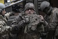 Ukrainische Soldaten in Artjomowsk Bild: Metin Aktas/Anadolu Agency / Gettyimages.ru