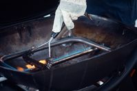 Reinigung: Mit einer Edelstahl-Grillbürste vorsichtig über die Brennerrohre bürsten  Bild: Deutscher Verband Flüssiggas e.V. Fotograf: Steven Luedtke