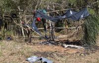 Die verbrannten Reste einer Guarani-Hütte nach einem Überfall von bewaffneten Männern. Bild: Survival