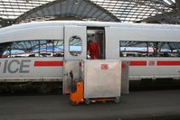 Verladung des AIRail-Gepäcks in Köln Hbf (eingestellt im November 2007)