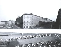 Grenzstreifen mit Hinterlandmauer, Blick von einer Aussichtsplattform an der Bernauer Straße (West) zur Eberswalder und Oderberger Straße (Ost), 1973