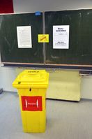 Wahlurne in Form einer Mülltonne in einem Wahllokal (Symbolbild)
