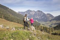 In drei abwechslungsreichen Tagesetappen wandern kleine und große Bergsteiger durch die faszinierende Bergwelt des Alpbachtals. Bild:     Alpbachtal Seenland Tourismus / Sedlak Matthias