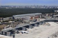 Der neue Flugsteig A-Plus mit der Frankfurter Skyline im Hintergrund. Bild: "obs/Fraport AG"