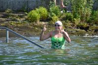 Nathalie Pohl freut sich über ihre erfolgreiche Bodensee-Dreiländerquerung in einer Rekordzeit von 9 Stunden und 19 Minuten. Bild: "obs/www.nathaliepohl.de"