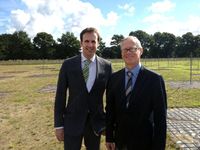 Die Professoren Dr. Marcus Brüggen und Dr. Dominik Schwarz (v.l.) freuen sich, dass der Betrieb in Norderstedt startet. Quelle: Foto: Universität Bielefeld (idw)