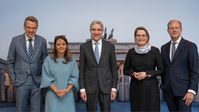 v.l.n.r.: Prof. Dr. Jens Bormann (UINL-Kongressleiter), Dr. Felor Badenberg (Senatorin für Justiz- und Verbraucherschutz des Landes Berlin), Prof. Dr. Stephan Harbarth (Präsident des Bundesverfassungsgerichts), Dr. Stefanie Hubig (Bundesministerin der Justiz und für Verbraucherschutz), Dr. Markus Sikora (Präsident der Bundesnotarkammer) (2025) Bild: Bundesnotarkammer Fotograf: Alain Bienenstock, Brüssel