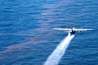 Eine C-130 Hercules bei der Verteilung von Dispersionsmitteln (Weichmacher) über dem Golf von Mexiko. Bild: US Air Force