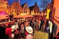 Der Alte Markt im Herzen der Bielefelder Altstadt: Zum NRW-Tag in Bielefeld erwartet die Besucher ein abwechslungsreiches Programm. / Bild: "obs/Bielefeld Marketing GmbH"