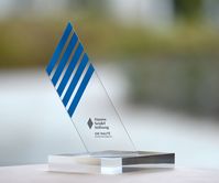 Die Trophäe zum Preis DIE RAUTE 2018 / Bild: "obs/Hanns-Seidel-Stiftung/T. Plettenberg"