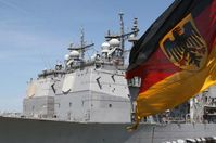 Im Hintergrund die beiden Einheiten der Ticonderoga classs Phlippine Sea und Hue city. Bilf: Deutsche Marine