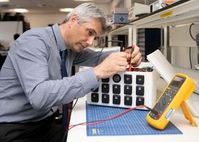 Professor James Marco bei der Arbeit im Labor.