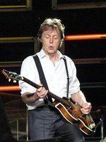Paul McCartney bei einem Konzert in Dublin (2010) Bild: Fiona / de.wikipedia.org