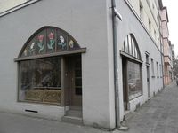 In diesem Ladengeschäft an der Ecke Gyulaer Straße/Siemensstraße wurde Abdurrahim Özüdoğru am 13. Juni 2001 ermordet. In der ehemaligen Änderungsschneiderei befindet sich ein Shop für asiatisches Kunsthandwerk (Foto 2012). Bild: Aarp65 - wikipedia.org