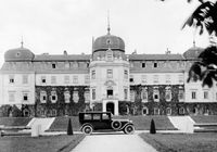 Das Bild der Limousine vor dem mittelböhmischen Schloss Lány wurde auch im damaligen Werbeprospekt abgedruckt. Bild: SMB Fotograf: Skoda Auto Deutschland GmbH