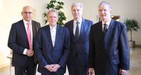 Vertragspartner (von links nach rechts: Dr. Oliver Graßy (PMG), Dr. Ilas Körner-Wellershaus (VBM), Amtschef Herbert Püls (Kultusministerium) und Rainer Just (VG Wort)