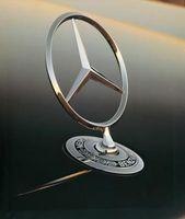 Mercedes-Stern auf der Front einer S Klasse-Limousine. Bild: Daimler AG
