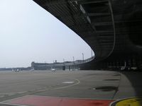 Flugsteighalle mit Vorfeld der Tempelhofer Hangars