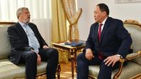 Der ukrainische Botschafter Petro Wrublewski (links) bei einem Gespräch im kasachischen Außenministerium Bild: gov.kz / RT