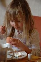 Mädchen: Frühstücksei löffeln ohne Ablenkung (Foto: pixelio.de/Hilde Vogtländer)
