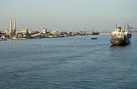 Einfahrt in den Suezkanal bei Port Said. Bild: Hajotthu / de.wikipedia.org