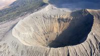 Der Gunung Bromo auf Java brach 2016 zuletzt aus. Einheimische werfen Opfergaben in den Krater, um ihn zu beruhigen.  Bild: "obs/3sat/ZDF/Sam Caro"