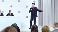 Superstar Robbie Williams als neuer Marketingleiter bei Volkswagen. Bild: "obs/VW Volkswagen AG"