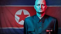 Als Spion in Nordkorea - ein Familienvater aus Dänemark will undercover die Verstrickungen des Regimes in den internationalen Waffen- und Drogenhandel aufdecken. Bild: ZDF Fotograf: ZDF/Piraya Film I /Wingman Media