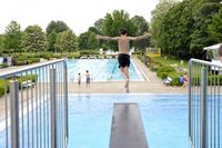 Bevor man ins Wasser springt, muss man ganz genau hinschauen, doch auch ein Schwimmer muss aufpassen. Bild: HUK-COBURG.