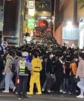 Menschenmenge während der Halloween-Feierlichkeiten in Itaewon in der Nacht zum 29. Oktober 2022