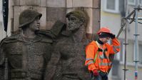 Im Bild: Ein Arbeiter bereitet das Denkmal zum Dank an die Rote Armee in Stettin, Polen, für den Abriss vor.  Bild: Sputnik / Алексей Витвицкий / Ria Novosti