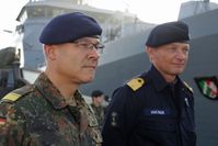 Flottillenadmiral Jan C. Kaack und Commander Arjen van Gelder,