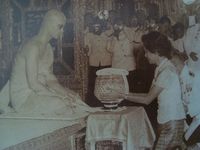 König Bhumibol Adulyadej in Mönchsrobe (1956)