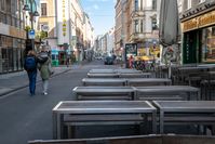 Geschlossene Straßengastronomie an einem Samstagnachmittag in Köln, 21. März 2020