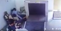 Bild: Screenshot Youtube Video "Confused traveller rides conveyor belt through a baggage scanner"