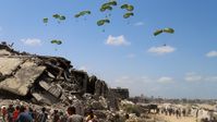 Menschen laufen in Richtung abgeworfener Hilfsgüter im nördlichen Gazastreifen. Bild: WDR/REUTERS/Ebrahim Hajjaj Fotograf: Ebrahim Hajjaj