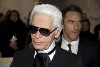 Karl Lagerfeld mit Sebastien Jondeau im Hintergrund (Februar 2008)