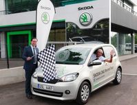 Mit einem SKODA Citigo CNG unterwegs: Gerhard Plattner (im Auto) beim Start zu seiner Rekordfahrt im italienischen Vicenza zusammen mit Donato Bochicchio, Leiter SKODA AUTO Italien. Bild: "obs/Skoda Auto Deutschland GmbH"