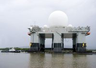 Das Sea-Based X-Band Radar (SBX) verläßt Pearl Harbor (Hawaii, 31. März 2006). Die SBX Plattform verfügt über sechs 3.6 Megawatt-Dieselgeneratoren. Wenn alle Generatoren laufen, kann die Platform über 20 Megawatt an Wellenleistung abstrahlen. Zum Vergleich; die HAARP-Installation (in Gakona, Alaska – 62°23?33.73”N 145° 9?2.61”W) hat 3.6 Megawatt Leistung.