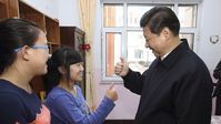 Chinese President Xi Jinping (R) learns the sign language for "thanks" from Wang Yani (C) at the Children's Welfare House of Hohhot, north China's Inner Mongolia Autonomous Region, January 28, 2014. Bild: Xinhua