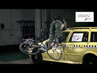 Screenshot aus dem Youtube Video "UDV Crashtest: Pedelec Fahrer mit Helm gegen Auto"