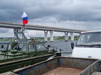 Auf dem Bild: Eine Pontonbrücke über den Fluss Dnepr, die das russische Verteidigungsministerium eingerichtet hat, 3. August 2022. Bild: Sputnik
