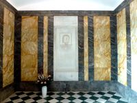 Mausoleum im RKI, ein großer Raum gegenüber dem Hörsaal: Epitaph mit Reliefbild von Robert Koch