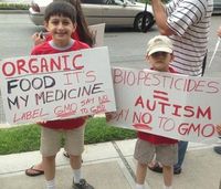 Zensiertes Foto der demonstrierenden Kinder beim Marsch gegen Monsanto 2013