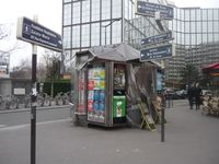 Das vom Zeichner Luz angefertigte Titelblatt der ersten Ausgabe nach dem Anschlag vom 7. Januar 2015 an einem Zeitungsstand in Paris.